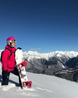 Yana Churikova Instagram - 🏔️Листай и почувствуй энергию гор! Последнее фото в карусели заряжено на удачу!
⠀
Пока только мечтаю о каникулах в горах, собрала фотки с разных склонов разных лет.
⠀
🏂С Всемирным днем сноубординга, товарищи!
⠀
Кто какие горы узнал?
⠀
Кто и где уже  катнул в этом сезоне?
⠀
Рассказывайте в комментах! 🔽