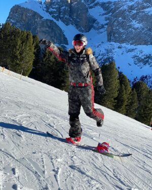 Yana Churikova Instagram - 🏔️Листай и почувствуй энергию гор! Последнее фото в карусели заряжено на удачу!
⠀
Пока только мечтаю о каникулах в горах, собрала фотки с разных склонов разных лет.
⠀
🏂С Всемирным днем сноубординга, товарищи!
⠀
Кто какие горы узнал?
⠀
Кто и где уже  катнул в этом сезоне?
⠀
Рассказывайте в комментах! 🔽