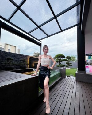 Yang Guang Ke Le Instagram - 四月第一天 ❤️愚人节
但是没在开玩笑的 
这是我爸自己打造的梦想鱼池 ~
愿大家都能 如鱼得水 年年有余 🐟💦💫

🏠 @valmac.design.studio17 @jiaxuan94 
👗 @aliceandolivia_singapore
