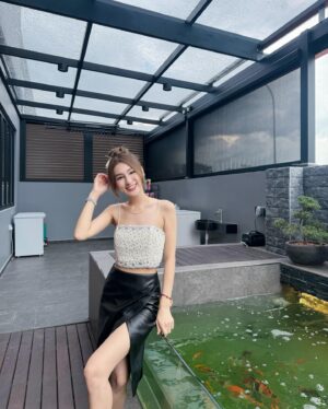 Yang Guang Ke Le Instagram - 四月第一天 ❤️愚人节
但是没在开玩笑的 
这是我爸自己打造的梦想鱼池 ~
愿大家都能 如鱼得水 年年有余 🐟💦💫

🏠 @valmac.design.studio17 @jiaxuan94 
👗 @aliceandolivia_singapore