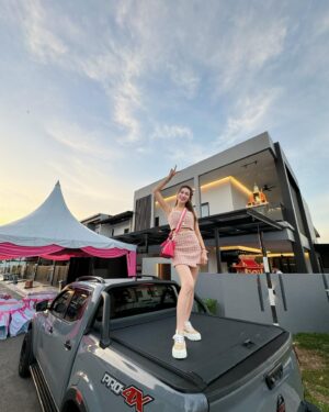 Yang Guang Ke Le Instagram - 新家入伙 好日子 好天气 好风景🏡❤️
#把最好的给家人 👨‍👩‍👧‍👦