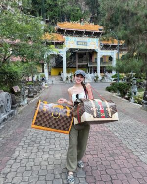 Yang Guang Ke Le Instagram - 一年一度清明扫墓🫶
祭拜🙏🏻祖先…
每次回来都很喜欢怡保
真的好山好水好风景 ⛰️🌟🌤️

#怀旧复古