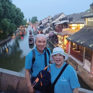 Yang Hee-eun Instagram - 중국 강남수향!
서당 오진 주장 소주
불이 켜지면 역시
운하마을 답게
물에 반사되며 더더욱
화려해지는....풍광
좋았다!
*사진/오영숙