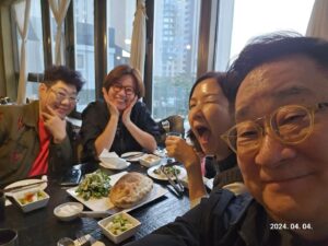 Yang Hee-eun Instagram - 꼼꼼나라 대왕마마
이홍렬!!!
오랜만일세...
우리 넷이 많이웃고 
많이배운 저녁시간!
우린 제법 오래된 사이,
시간의 강이 많이도 흘렀네.
#양희은 #이홍렬 #이성미
#박미선 #그럴수있어