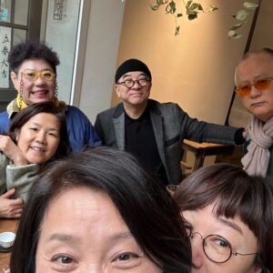 Yang Hee-eun Instagram - 오늘 우리는
불고기,냉면 먹고 
차회를 가졌고
가벼운 쇼핑도 하고
4월을 기약하며...
각자 집으로!  GoGoGo!!!
#양희은 #송승환 #김수철
#이성미 #김혜영 #최유라
#그럴수있어