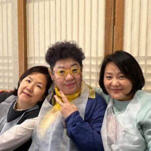 Yang Hee-eun Instagram - 오늘 우리는
불고기,냉면 먹고 
차회를 가졌고
가벼운 쇼핑도 하고
4월을 기약하며...
각자 집으로!  GoGoGo!!!
#양희은 #송승환 #김수철
#이성미 #김혜영 #최유라
#그럴수있어