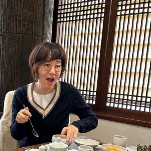 Yang Hee-eun Instagram - 오늘 우리는
불고기,냉면 먹고 
차회를 가졌고
가벼운 쇼핑도 하고
4월을 기약하며...
각자 집으로!  GoGoGo!!!
#양희은 #송승환 #김수철
#이성미 #김혜영 #최유라
#그럴수있어
