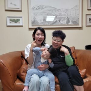 Yang Hee-eun Instagram - 희경이 큰아들네 집들이
울 엄니가 그렇게 보고 싶어했던 집.
우리는 강아지들 때문에
일찍 떠났고
저녁때 막내조카네가 왔길래
밥먹여 보냄.
#양희은 #양희경 #한승현
#그러라그래 #그럴수있어 
#베스트셀러📚
