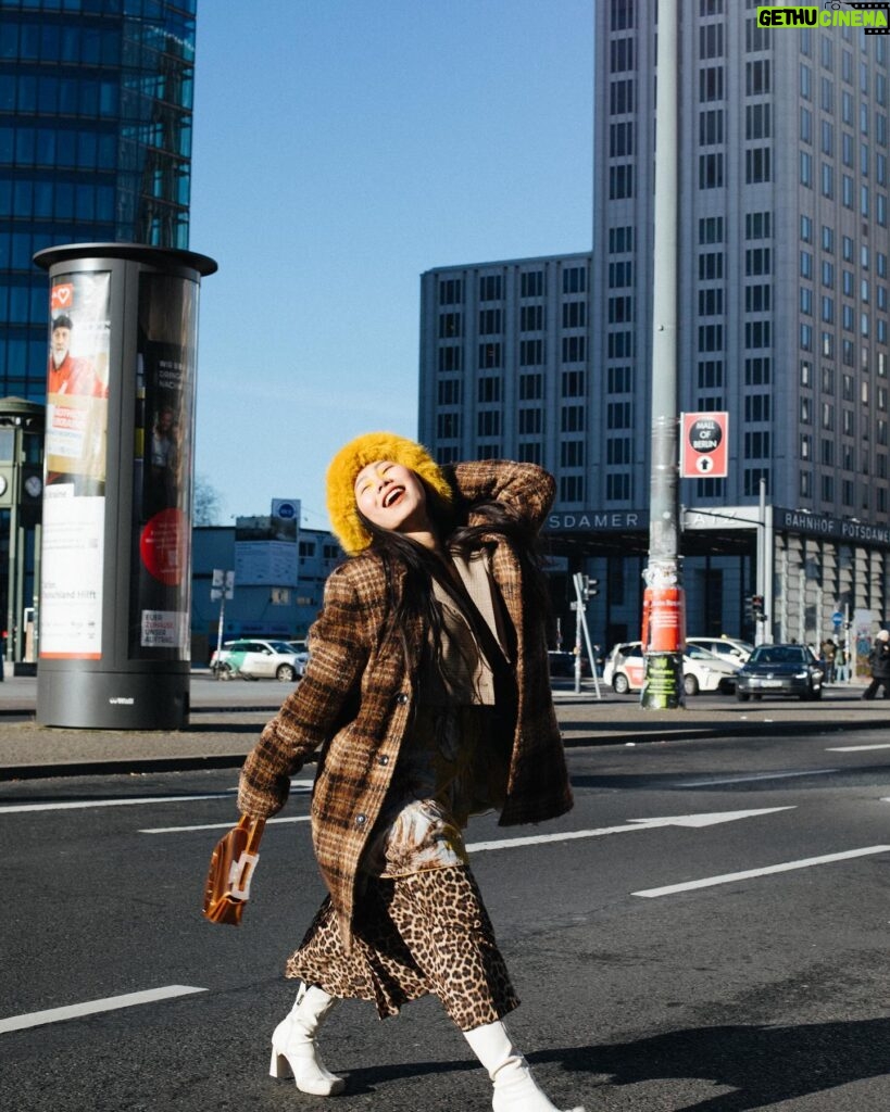 Yang Ge Instagram - New interview in @schon.berlin 💛🧡 Photo by @dashoo.globe Interview @vachedin Thank you 🙏 🫶 Make up and style by myself 😎