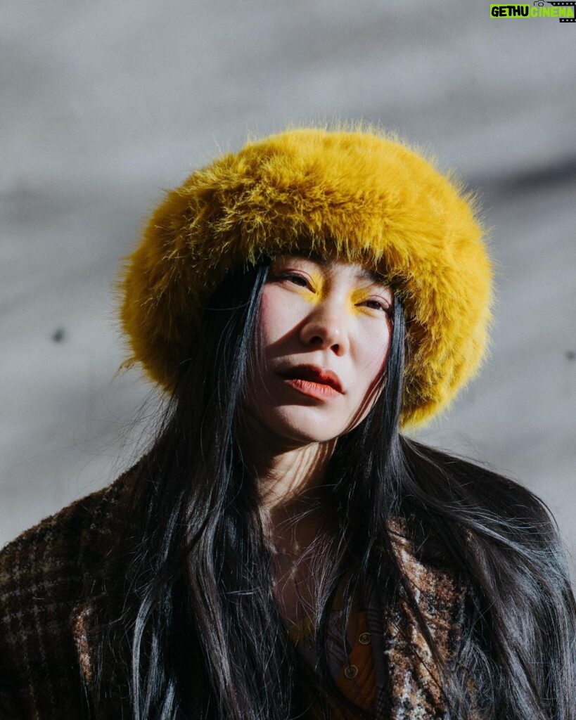 Yang Ge Instagram - New interview in @schon.berlin 💛🧡 Photo by @dashoo.globe Interview @vachedin Thank you 🙏 🫶 Make up and style by myself 😎