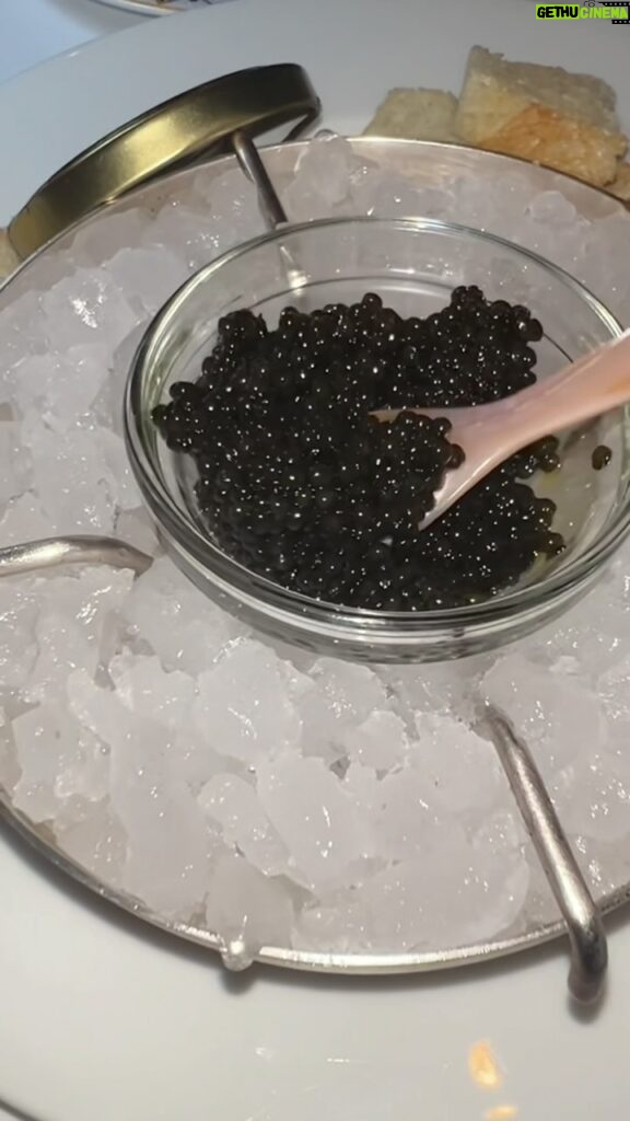 Yang Ge Instagram - #жрусянгэ My favorite food(Chinese food not included): Black Caviar💎. Oysters 🦪 spaghetti Vongole 🍝 sushi without rice 🍣 Vitello tonato 🥩 Bellini 🥂 watermelon 🍉olives 🫒