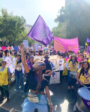 Yany Prado Instagram - Se escuchó fuerte mi voz porque no estaba sola , estábamos todas !!!!!!! 
8M 💜💚💚💜💚💜💚💜💚 .
Esta vez la marcha fue en México 🇲🇽 , rodeada de tantas mujeres valientes y poderosas. Esta lucha la hacemos y la ganamos todas !!!!! 

#diadelamujer #8m #mexico #noalmachismo #nomasfemicidios