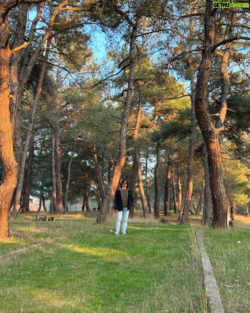 Yaprak Medine Instagram - Güzel sevgilim.Seni,seninle olmayı,ruhunu,kalbini,zihnini,gücünü,sana dair olan her şeyi çok seviyorum.Bütün hayatlarımı seninle yaşamayı dilerim🙏🏻 İyi ki.❤️Varlığınla yeşerttiğin nice aşkların,dostlukların,işlerin,sağlığın olsun.Nice senelere 🌹🫂