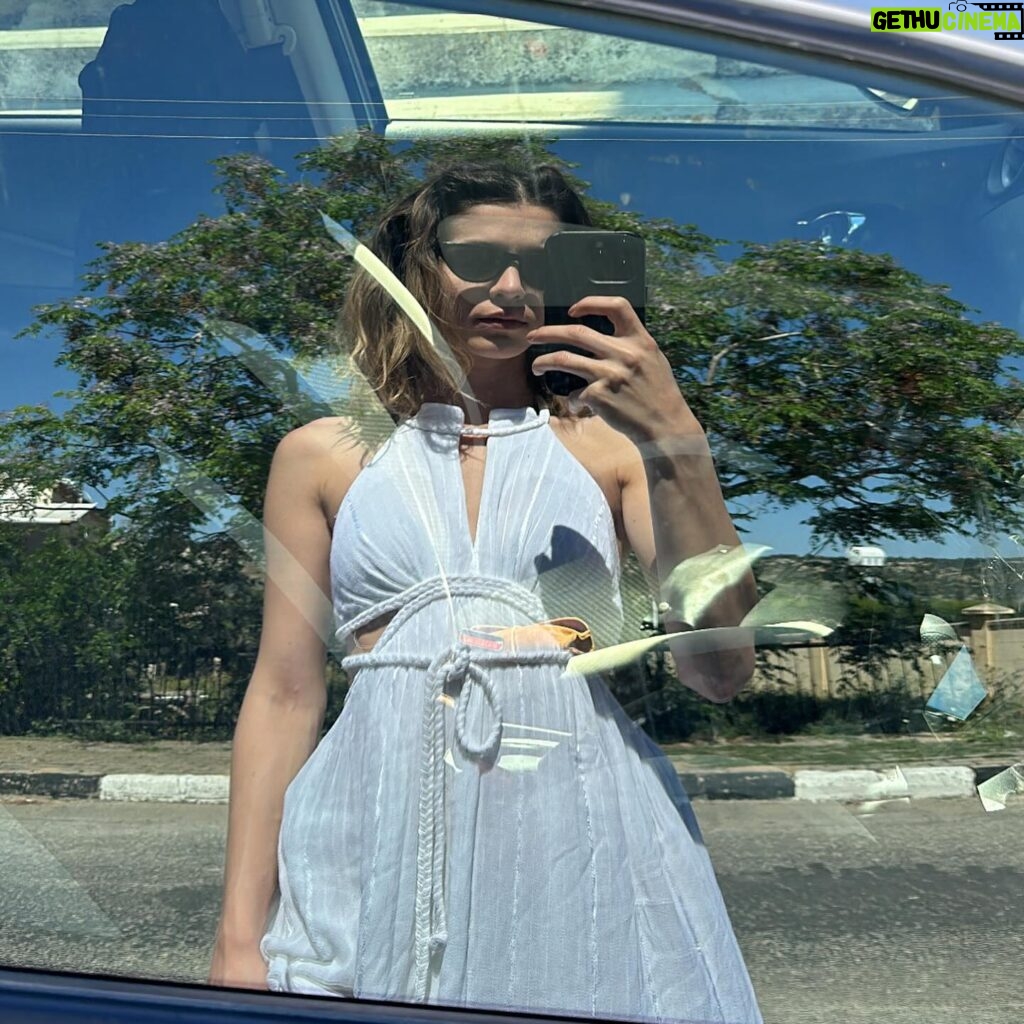 Yaprak Medine Instagram - bu elbiseyle tek fotoğraflarım bunlar.modern çağ bok gibi bir şeymiş.ben cumhurbaşkanı olsam dünya çok güzel olurdu.aşk iyi ki var.