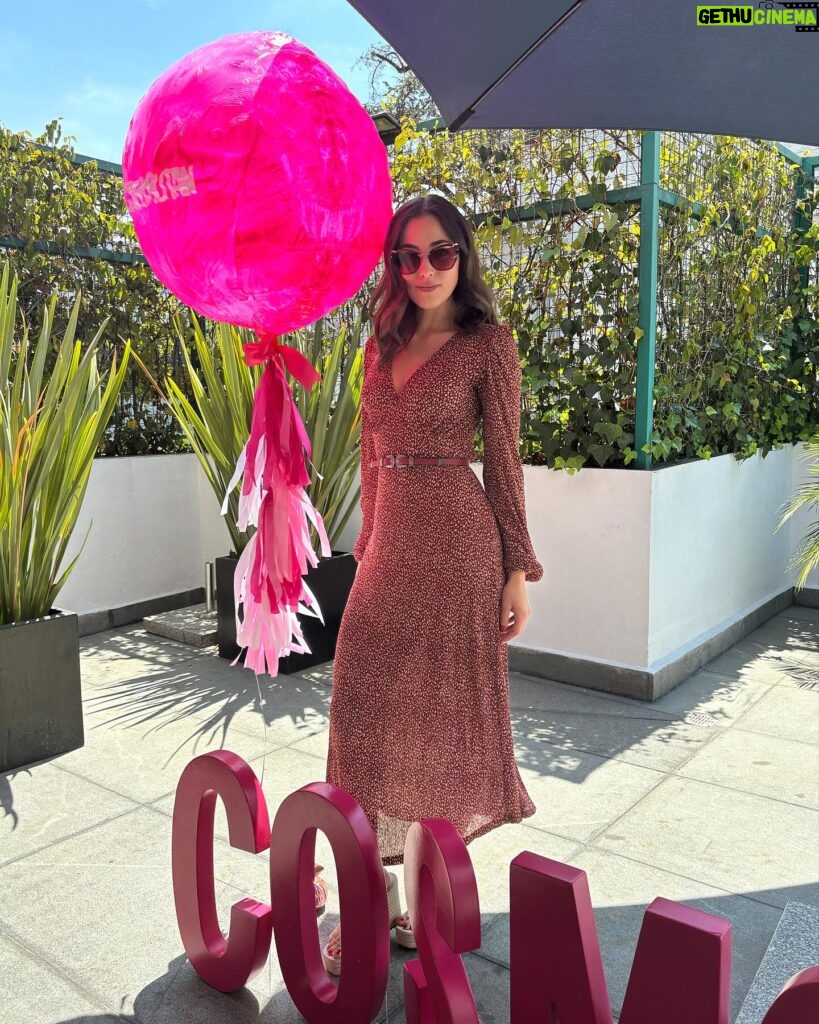 Yare Santana Instagram - Today <3 #mirror #dress #flowers #marilynmonroe #photo #recap #today #banana
