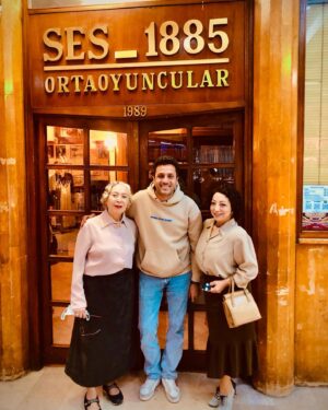 Yasemin Yalçın Instagram - #cemkaracanıngözyaşları filminin bir sahnesi Ses Tiyatrosu’nda çekildi.. Ferhan Şensoy üstadın geçip gittiği yollardan tekrar geçmek ve onu anmak çok güzeldi. Tiyatronun doya doya bütün tozlarını yuttum 😋🎭