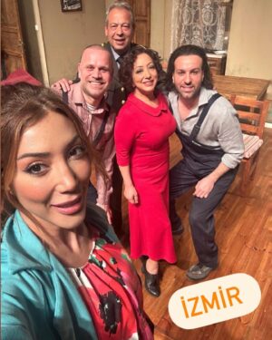 Yasemin Yalçın Instagram - İZMİR’de sezonun son oyununu oynamak üzere geliyoruz 🌺 @yaseminyalcintiyatrosu 
“Her şey bedava”
8 Nisan Narlıdere AKM
9 Nisan Konak AKM
