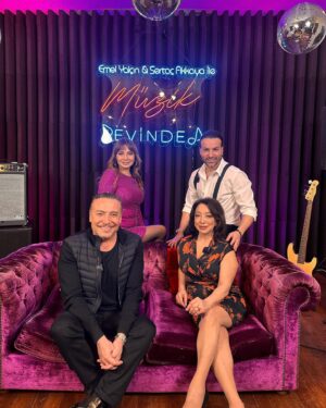 Yasemin Yalçın Instagram - Sertaç Akkaya ve Emel Yalçın’ın sunduğu “Müzik Evinde” programına Cenk Eren’le konuk olduk. Canım Sertaç her zaman ki başarın daim olsun 💜 @sertac.akkaya @cenkerenonline @emelyalcin