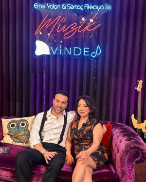 Yasemin Yalçın Instagram - Sertaç Akkaya ve Emel Yalçın’ın sunduğu “Müzik Evinde” programına Cenk Eren’le konuk olduk. Canım Sertaç her zaman ki başarın daim olsun 💜 @sertac.akkaya @cenkerenonline @emelyalcin
