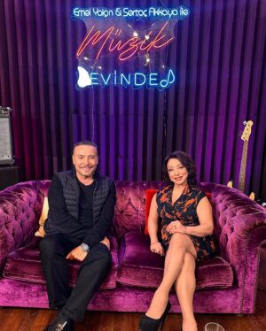 Yasemin Yalçın Instagram - Sertaç Akkaya ve Emel Yalçın’ın sunduğu “Müzik Evinde” programına Cenk Eren’le konuk olduk. Canım Sertaç her zaman ki başarın daim olsun 💜 @sertac.akkaya @cenkerenonline @emelyalcin