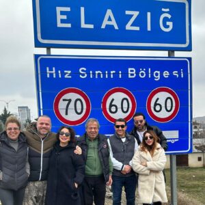 Yasemin Yalçın Instagram - BU AKŞAM ELAZIĞ FIRAT ÜNİVERSİTESİNDE SAAT 19. 30’da “ HER ŞEY BEDAVA” ADLI OYUNUMUZLA PERDEMİZİ AÇIYORUZ 💜🎭