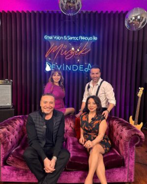 Yasemin Yalçın Instagram - SERTAÇ AKKAYA VE EMEL YALÇIN’IN SUNDUĞU PROGRAM DREAM TV. de SAAT 21.00 de BAŞLIYOR…🍀
SEVGİLİ CENK EREN’LE SOHBETTEYİZ💜