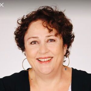 Yasemin Yalçın Instagram - Sıcacık kişiliğinin oyunlarına yansımasıyla çocukluğumun tebessümü olan, değerli AYŞEGÜL ATİK ablamızı ebediyete yolcu ettik. Mekanın cennet olsun güzel insan. Seni hiç unutmayacağız.❤️🌹🌹