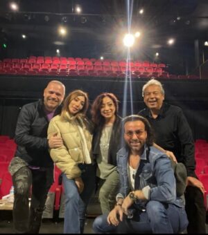 Yasemin Yalçın Instagram - “HER ŞEY BEDAVA” adlı yeni oyunumuzun provalarının ilk hatırası…Yine can canayız..
Hayırlı uğurlu olsun…
💜💜💜💜💜
 Halit Akağız💜
 Kutay Şahin 💜