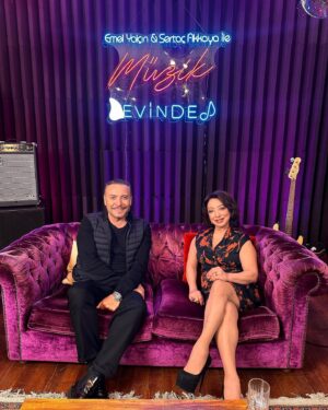 Yasemin Yalçın Instagram - SERTAÇ AKKAYA VE EMEL YALÇIN’IN SUNDUĞU PROGRAM DREAM TV. de SAAT 21.00 de BAŞLIYOR…🍀
SEVGİLİ CENK EREN’LE SOHBETTEYİZ💜