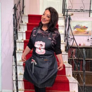 Yasemin Yalçın Instagram - Bu dünyayı paylaştığımız “sessiz emanet” lerimizi koruyalım. 
🐶🐱 @icimdekikafes in yaptığı bu önlüklerden sizler de alarak destek olabilirsiniz. Her önlükten bir tane üretiliyor, hepsinin hikayesi başka ama aldığınız zaman patili dostlarımızın karnı doyuyor. Satın alma linki @icimdekikafes profilinde.

Kadın dayanışması ile üretilen ürünlerin geliri hayvan dostlarımızla paylaşılmaktadır.
