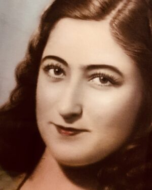 Yasemin Yalçın Instagram - CANIM ANNEM, KEŞKE YANIMDA OLSAYDIN 🤲🏻..SEN OLSAYDIN BEN HİÇ BÜYÜMEZDİM 😢❤️🌹🌹