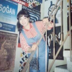Yasemin Yalçın Instagram - SARI FOTOĞRAFLAR’DAN😉
1989-90 Konservatuar mezunu olduğum yıl, ilyas’la birlikte ilk profesyonel çalışmamız..🎎
Hürriyet gazetesi çocuk tiyatrosu..🎈🎈
“Ay Masal  Vay Masal”oyunundan..🎭