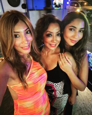 Yasemin Yalçın Instagram - 3 AĞUSTOS DOĞUM GÜNÜMDE AİLEM VE SEVGİLİ DOSTLARLA HAYATIMIZA YENİ BİR HATIRA DAHA EKLEDİK🤗
💜🥂