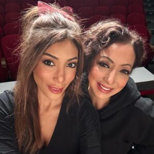 Yasemin Yalçın Instagram - Oyun öncesi partnerim Eylül’le…😁💜🙏🏼🧿 @eylulilbey
