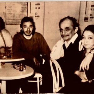 Yasemin Yalçın Instagram - SARI FOTOĞRAF’lardan.
Sanırım  yıl 1990 yılı.Dario Foo’nun ‘ÖDENMEYECEK ‘
oyunununu uyarlayıp yöneten çok değerli üstad OĞUZ ARAL’ın teklifi ile oyuna katıldım. Bana o yaşta büyük bir gurur ve onur yaşattı.Nur içinde uyusun..🤲🏻
Hele Gürdal Tosunu’mu hiç unutamam.Işıklar içinde uyusun, Tunca Aydoğan ve tüm ekip ‘le de güzel hatıralarımız oldu.
Çok ama çok güzel yıllardı.❤️❤️❤️❤️