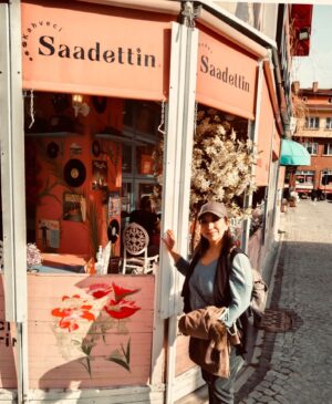 Yasemin Yalçın Instagram - ESKİŞEHİRDE  EKİPÇE TURNE MOLASINDA HARİKA BİR MEKANA RASTGELDİK🧿
“KAHVECİ SAADETTİN”
TÜM MEKAN YEŞİLÇAM HATIRALARI İLE SÜSLENMİŞ, 1970 lerin RUHU İLE MÜTEVAZI SOKAĞA RENK KATMIŞ, DÖNEMİN MÜZİKLERİYLE HEPİMİZİ MEST ETTİ. 
HELE Kİ, O MİSAFİRPERVERLİK
ANLATILAMAZ…🌺🌺
ÇOK TEŞEKKÜRLER 🎭 @kahvecisaadettin
