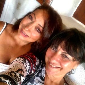 Yasemin Yalçın Instagram - Konservatuar arkadaşım ziyaretime geldi,eski günlerden demlenlendik.Maşallah hiç yıllar geçmemiş gül yüzünden ilterimin.❤️🧿🧿🧿💎