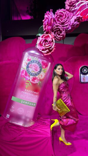 Yasemin Yürük Instagram - Miss kokulu günün özeti geldi🌸 Herbal Essences eşsiz gül kokusuyla beni Elle Style Awards 2024 gecesinde çiçek bahçesinde gibi hissetmemi sağladı🩷 @herbalessencesturkiye #işbirliği