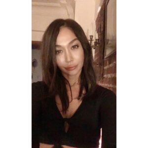 Yasemin Öztürk Instagram - #mutlugünler #mutluseneler #2021sonselfie  2021 e veda zamanı… yoğun pandemi süreci sonrası rahatlama,biraz olsun ohh diyebileceğimiz zamanda doğa ananın feryadı hava su toprak ateş derken O ateş düştüğü her yerleri yaktı, her bir zor zamanımızda tutunduğumuz umudumuza gücümüze sevgimize sarıldık yeri geldi birbirimize sarıldık, yılın son anlarına dek yola devam etmek için vazgeçmeden ayakta durabilmenin hafifliğini yaşıyoruz hep beraber… 2022 evlere bedenlerimize aklımıza sağlık, kalplere sevgi, ceplere gani gani  para, gözlere güzellikleri görebilmek, kulaklara sezgisel dinlemek, özümüze dönmek, kendimizi , hayatı tüm gerçekliği ile görüp güvenle cesaretle her şeye rağmen yola devam edebilmeyi ve ruhunuzu mutlu edecek her bir güzelliği kendimize yaşatabilmeyi diliyorum ..Mutlu Seneler Herkese 🧚🏼‍♀️🎉🎈💥💃🏽🐣🎭