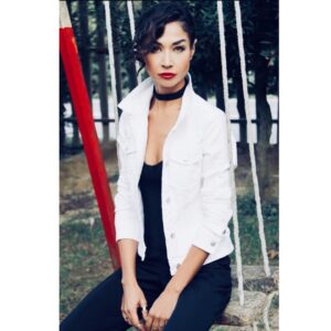 Yasemin Öztürk Instagram - #mutluakşamlar... #friday ... #throwbackfriday ... yıl 2014 eylül foto çekimi...📸 #lovemylife💙💦