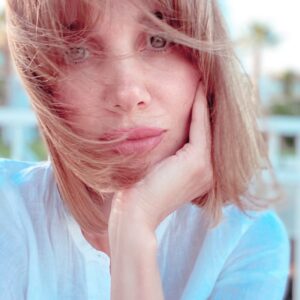 Yasemin Hadivent Instagram - Bugün benim doğum günüm. Bugün yaşlı, yaslı, sevinçli #6Haziranım …

Otuz dokuz yıl önce yine bir Pazar günü, rüzgarla, yağmurla gelmişim dünyaya. Gökyüzü gümbür gümbürdü diyor annem, şimşekler çakıyormuş kaderime yazılmış balkan şehrinin üstünde. Bu yıl, içimde çakıyor şimşekler. Yağmur yüklü bulutlarımdan ince ince iniyor yaşlar. Beni sarıp sarmalasın diye kıyısına koştuğum deniz bile kaldıramıyor bu  ağırlığı. Kadim bir dost, senin içindeki çocuk duruyor da bir olgunluk geldi sana, büyüdün diyor. Büyüdüm, evet. Acılaştım, ama yaş aldıkça katılaşanlardan olmadım! Acıyla olgunlaştım. Meydan okumuyorum hayata artık. Çünkü benim kaybedecek çok şeyim var. Ben, hayata yalnızca direniyorum. Kaynağım olan sevgiyle, beni ben yapan değerlerimle. Sadece, artık kaçırıyorum gözlerimi. Görmesin ruhumun derinliklerini, incitemesin  zehirli sarmaşıklar. Çünkü ben yaş aldıkça kalbi hassaslaşanlar  zümresindenim. Korumam gerek kendimi. 

Yüreğimin kıyısına vurup çekilirken dev dalgalar Ataol Behramoğlu’nun şiirindeki sözü duyumsuyorum içimde. Yaşamak, diyor. Yaşamak görevdir yangın yerinde. 

Yaşamak; direniştir. Akıştır, kabulleniştir. Yaşamak, insan kalarak. 

Bugün, bir kaç saat sonra, bir deniz kıyısında, seçtiğim tek başınalıkla, başım dik, yüreğimde sevdiklerim yeni bir yaşa adım atacağım. Tenimi acıtan kara yün kazağı çıkardım üzerimden. Yine giyindim beyazlarımı, yine özendim. Beni şimdi cennet bahçelerinden izleyen, dün akşam sürpriz pastamın mumlarını birlikte üflediğim, ışığım Melisa’cığım için, anneciğim, küçüğüm Nazeninim, Can’ım, gökyüzünde ve yeryüzündeki tüm sevdiklerim ve beni sevenler için. 

Tam da şu an Dancing Queen çalıyor otelin barında. İçimdeki çocuk gülümsüyor. Bu şarkıyı Çiçek de çok sever, hafif dönüyorken başım evet bu yıl ilk defa sarhoşum,  daha fazla yazmak gelmiyor içimden.. Su kıyısına  gitmeliyim şimdi…. Ve bir adım sonra,  yaş otuz dokuz. Zehirli sarmaşığımdan kurtuldum. Kendimi yeniden doğurdum. 

Hayat;  bildiğin gibi gelme, yüreğim gibi gel. Lütfen ! Teşekkürler..

ps; Can’ımızın biricik ablası i, Malisa’cığım; teyze ikiniz için gülümseyecek…

#661982
