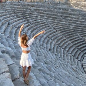 Yasemin Hadivent Instagram - Ben bu zamanın ruhunu sevmedim dostlar… Uymuyorum da zaten… Bir yer var, bir yer… Uzakta, gözlerimin dalıp gittiği, ruhumu çeken, bul beni dercesine içimde bir ses, bir yer… Ne şimdi, ne de ötesi… Bin yıllar öncesinde bir yer. O kadar eskiyim, o kadar eski ruhum. 

#Mrryh