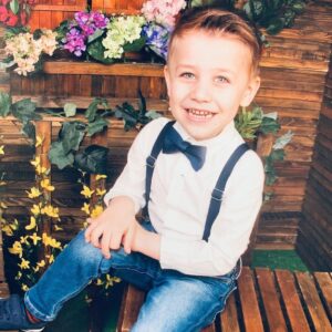 Yasemin Hadivent Instagram - Can’iko, 

Tanımanı istediğim yazarlardan Cengiz Aytmatov’un, bizim gibi acının içinden geçmiş, yüreğimize ses olan bir bilge kalemin, “insan her şeyi anlatamaz, zaten kelimeler her şeyi anlatmaya yetmez. “ dediği bir hal içinde  kutluyoruz doğduğun günü. Varlığına şükür ve teşekkürle güzel yavrum. 

Adın gibi, öz ve kuvvetsin, neşe ve hayatsın. En çok da annene.  Küçüğüme. Melisa’cığımızın koruyup kolladığı biricik kardeşi sen, benim sevimli yavrum, melek ablandan bize yadigarsın. 

Dilerim hayat, güzel gözlerine hiç gölge düşürmesin inşallah. Yüzünden gülümsemen eksik olmasın.  Kendi özünle, bildiğin gibi yarat renklerini, söyle içinin şarkısını ve sevdiğin gibi hep dans et. 

İyi ki doğdun Can. İyi ki varsın yavrum. Doğum günün kutlu olsun; farkında, duyarlı, neşeli ve sevgi dolu Can’ım. 

( Allah tüm evlatlarımızı korusun, iyilerle karşılaştırsın. ) 

#23Haziran 🌻