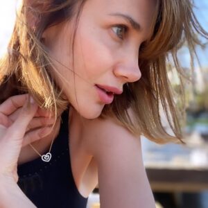 Yasemin Hadivent Instagram - Bir adım kedi çocuk benim. Görünmez kanatlarımla  bazen baykuş kız olurdum, bazen kertenkele. -emir  büyük yerden- 🧚🏻‍♀️

Ben Yasemin… İki kapılı bu handa, en çok teyze olmayı sevdim.