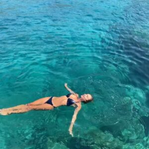 Yasemin Hadivent Instagram - Denizle kucaklaştım. Balıklarla selamlaştım.. Bir de yolda karetta karetta ile karşılaştım. Her şey yolunda. Doğanın hepimize selamı var. İnsan kardeşlerin benimle uyum içinde olsunlar yeter, diyor. 😇 Günaydın.