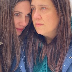 Yasemin Hadivent Instagram - “Al yalnızlığını gel!
Korkma, sıkılmayız.
Senin yalnızlığın benim yalnızlığımla konuşur,
Biz ikimiz susarız.”

#AzizNesin

Bı dizeler bana hep seni hatırlatıyor  Uğur ablacığım. Acıdan lal kesilmişken yüreğim, çatkapı gelip beni bulduğun ve uzun uzun sustuğumuz o akşamı.Jonathan, sen ve mavi sevgilim; yarenlik etmiştiniz bana sessiz ve derin…. 

Dün, bugün ve yarın…. Kalbimde  çok özel yerin. 

@ugurdemirpehlivan 🌹