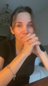 Yasemin Hadivent Instagram - #Gaza Kolum, bacağım, her yerim ağrıyor. 7 Ekim gününden beri her gün kalbim kanıyor, ruhum kanıyor. Birkaç gün öncesine ait olan bu videonun tamamını yayımyalamayacağım, bu soykırıma son verilmedikçe de gözyaşı dökmeden konuşabileceğimi sanmıyorum. Bu nedenle videoyu kendime en hakim olabildiğim yerden keserek, kısaca ve kalbim Gazze’deki masumlarla bir atarak; insanlığa dair yaşamış olduğum hayal kırıklığı… ps: Yazmaya devam edeceğim, masumların yanında olmaktan ve barış için çağrı yapmaktan vazgeçmeyeceğim. Barışı sağlayın. Barış; çocuklar için. #genocide #israil #stopthegenocide #gazaunderattack #palestine #filistin 💔 #savethechildern #peaceathomepeaceintheworld