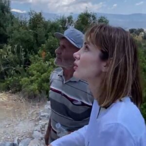 Yasemin Hadivent Instagram - Durmuş beyamca , ben seni çok sevdim. Umarım bir gün tekrar karşılaşırız. Misafirperverliğin, emeklerin için bir kez daha teşekkür ve selam sana yurdumun güzel insanı. 

Işık ülkesinin hüzünlü kenti Xanthos’a gidersiniz, Durmuş Kiraz beyamcayı mutlaka bulun. Orada yaşamış insanların hikayelerini bir de kendisinden dinleyin. 

#IşıkÜlkesi #Likya #Xanthos #DurmuşBeyamca #DurmuşKiraz