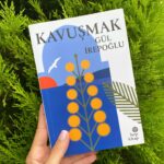 Yasemin Hadivent Instagram - Yazar, aşkı yaşamış olmaktan yerinmemenin güzelliğini düşünürken içinden bir ses , “ ya sonuna kadar gitmemiş olmaktan duyulan pişmanlık? deyince irkildi birden.. Sanat tarihçisi Gül İrepoğlu #Kavuşmak ta okuyucuyu 30’lu 40 ‘lı yılların İstanbul’nda nostaljik bir yolculuğa çıkarıyor. Sanat açışısından parlak olan bu yılları, dönemin sanatkarlarını da içine alarak, kavuşma-sız bir aşkı günümüze taşıyor. Romanın ekseninde Tanburi Cemil bey’in oğlu Mesud Cemil beyin şiirin ve müziğin izinde yaşanmış aşk hikayesi var. -Her şeyden önce aşk gelir. Sonra müzik.- Sanat, edebiyat ve musiki ile zenginleşmiş, zarafet ve tevazu sahibi insanlar var. Bu kitabı okurken, satır aralarında müziğin sesini duyacaksınız. Güftesi Mesud Cemil bey’e ait olan, Nazım’in daha önce hiç bilmediğim ve adeta vurulduğum “Kanatları Gümüş Yavru Bir Kuş “şiirini bu kitap sayesinde tanıdım. Sırf bunun için bile teşekkür duygusuyla paylaşıyorum bu kitabı. #Kavuşmak #gülirepoğlu