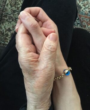 Yasemin Hadivent Instagram - Ne bir haram yedi ne cana kıydı
Ekmek kadar temiz su gibi aydın anneanneciğim…
İyi yürekli, elleri güvercin anneannem…
Anneannem gitti dün gece. 
Önce ayaza kesti her yer, üşüdü ellerim… 
Sonra mahcup gülüşlerini, söylediği rumeli türkülerini, tadı damağımdaki lezzetli yemeklerini - -yaptığı her şeyi sevgiyle  ve büyük bir titizlikle yapardı- iyi niyetini, masumiyetini, merhametini, sınırsız şefkatini, koşulsuz sevgisini duyumsadım da ısındı yüreğim. 
Anaydı anneannem. 
Hepimize kol kanat gerdi. Hele beni, hele beni el bebek gül bebek yetiştirdi. Yalnız beş çocuğunun değil, torunlarının da üstüne titreyen, güzelliği dillere destan anneanneciğim huzur içinde uyu… 
Ellerindeki şefkat yüreğimde akça pakça’m. 

‘İnnâ lillâhi ve innâ ileyhi râciûn’